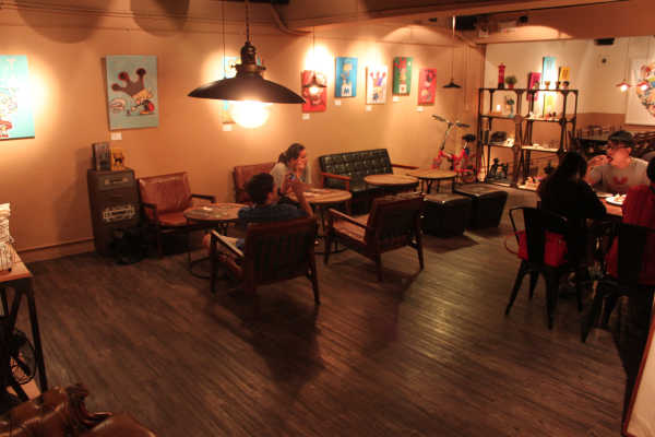 【台北。大安】带沙发客朝圣,台北东区阿信潮流咖啡店~StayReal Café。